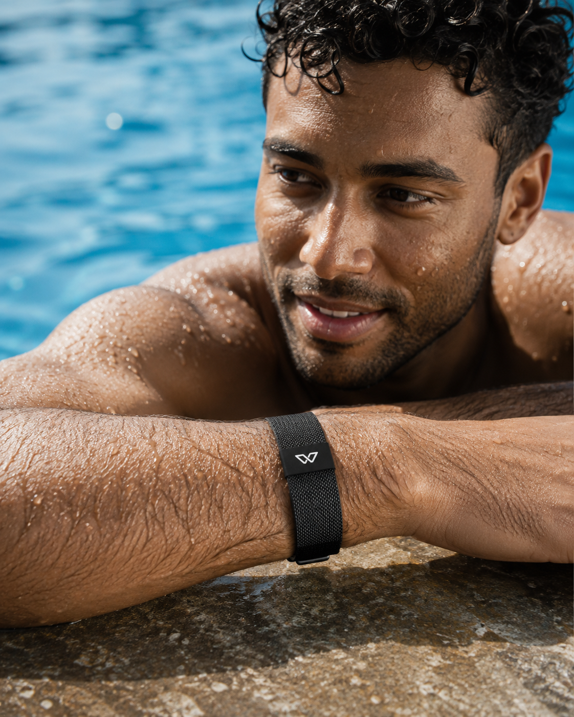 Pulseira Livvay no pulso, à beira da piscina.